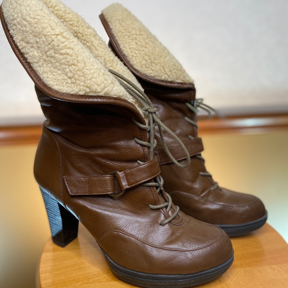 Faux Wool and Leather Versatile Heel Boots Sz 9